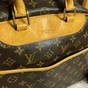Gorgeous Louis Vuitton Deauville handbag with COA๐