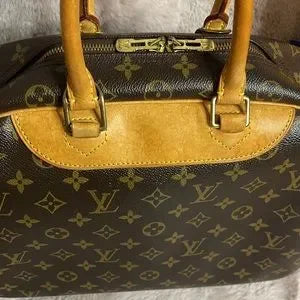 Gorgeous Louis Vuitton Deauville handbag with COA๐