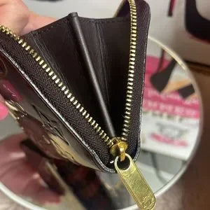 EUC Louis Vuitton Vernis Rayure zippy wallet! 💯authentic’s only. RARE!