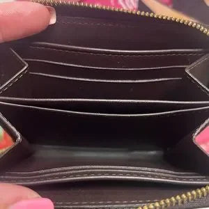 EUC Louis Vuitton Vernis Rayure zippy wallet! 💯authentic’s only. RARE!