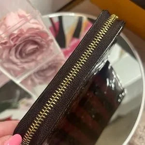 EUC Louis Vuitton Vernis Rayure zippy wallet! 💯authentic’s only. RARE!