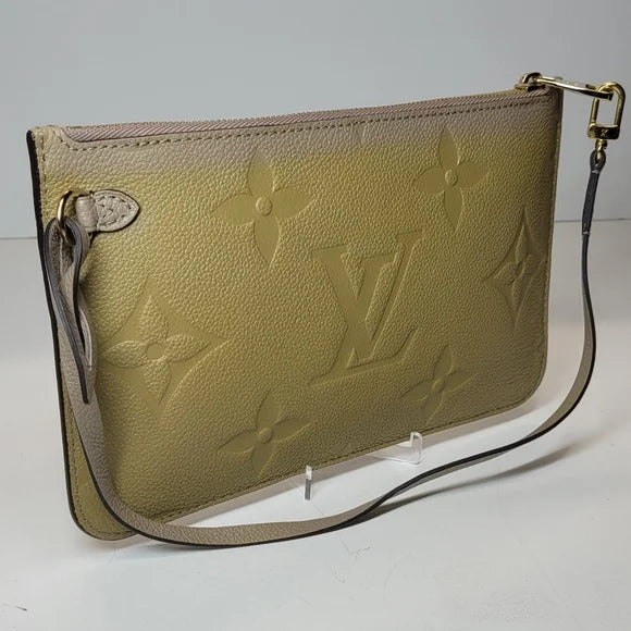 🔥🩷Louis Vuitton MM Giant Empreinte Neverfull Pouch, Wristlet- Rare, microchiped
