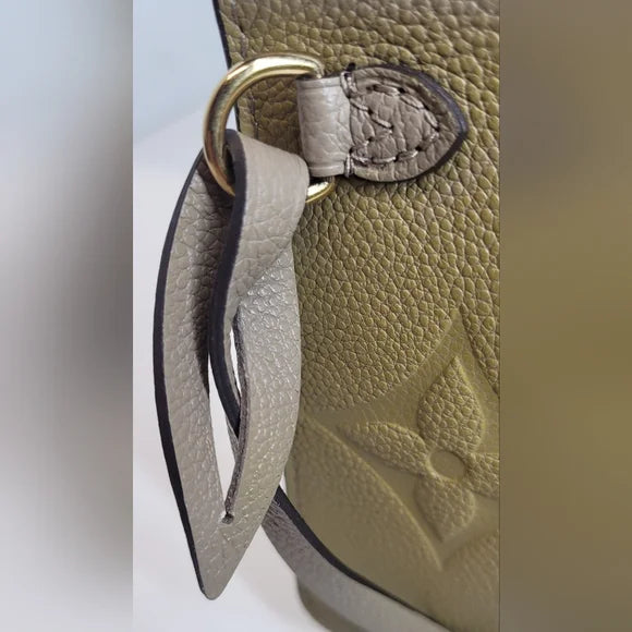 🔥🩷Louis Vuitton MM Giant Empreinte Neverfull Pouch, Wristlet- Rare, microchiped