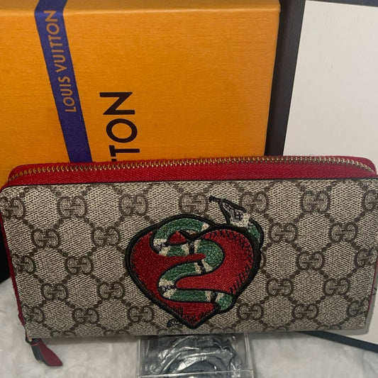 Like new Gucci Supreme PVC leather limited edition zippy wallet