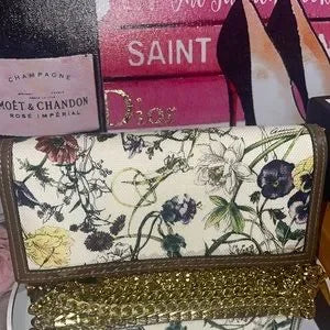 NWOT Gucci Floral long bifold wallet with new crossbody chain & insert🔥