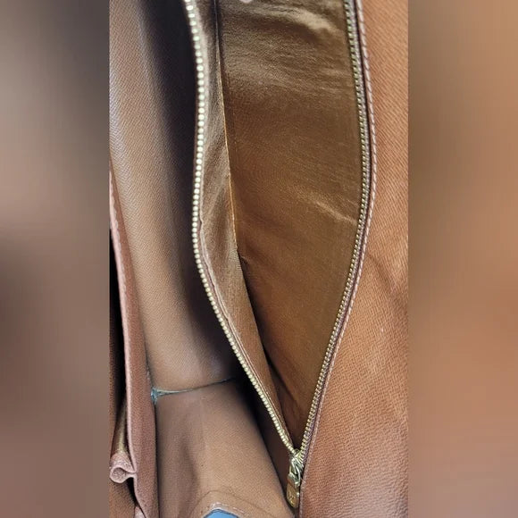 Vintage Louis Vuitton Brown Monogram Dame Cutch//crossbody