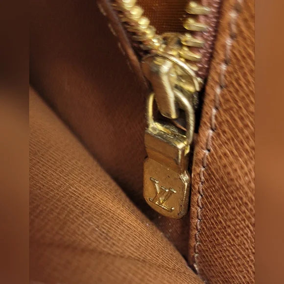 Vintage Louis Vuitton Brown Monogram Dame Cutch//crossbody