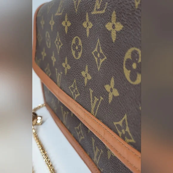 Vintage Louis Vuitton Brown Monogram Dame Cutch//crossbody