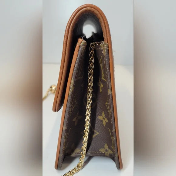 Vintage Louis Vuitton Brown Monogram Dame Cutch//crossbody