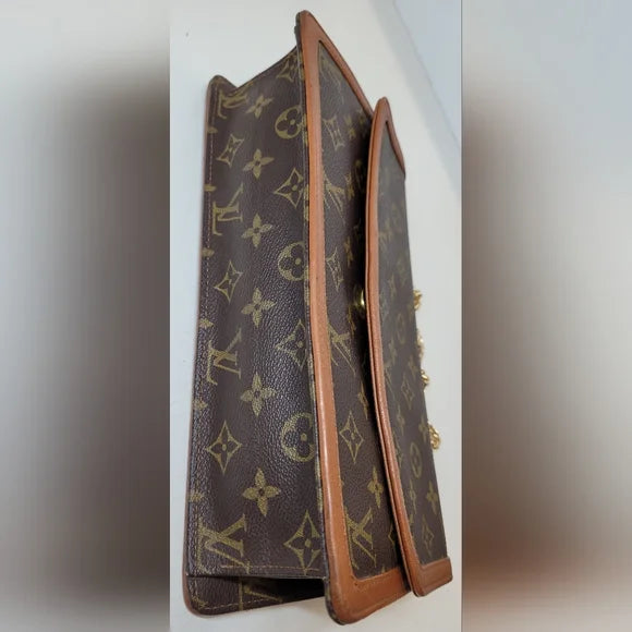 Vintage Louis Vuitton Brown Monogram Dame Cutch//crossbody