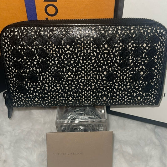 NWOT Bottega Veneta long zipper wallet