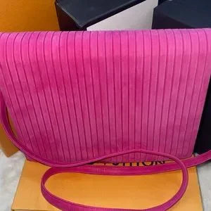 Gorgeous Valentino pink suede leather crossbody💗