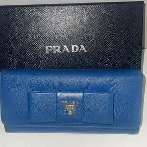 EUC Prada Saffiano bifold wallet & box. Amazing color 🔥