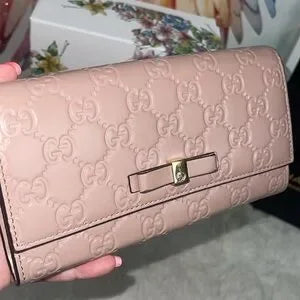 NWOT Gucci Guccisimma long wallet