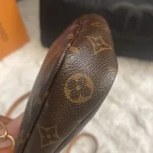 Louis Vuitton Monogram Canvas Pochette crossbody strap