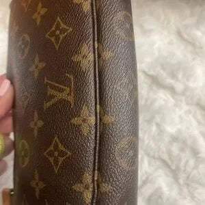 Louis Vuitton Monogram Canvas Pochette crossbody strap